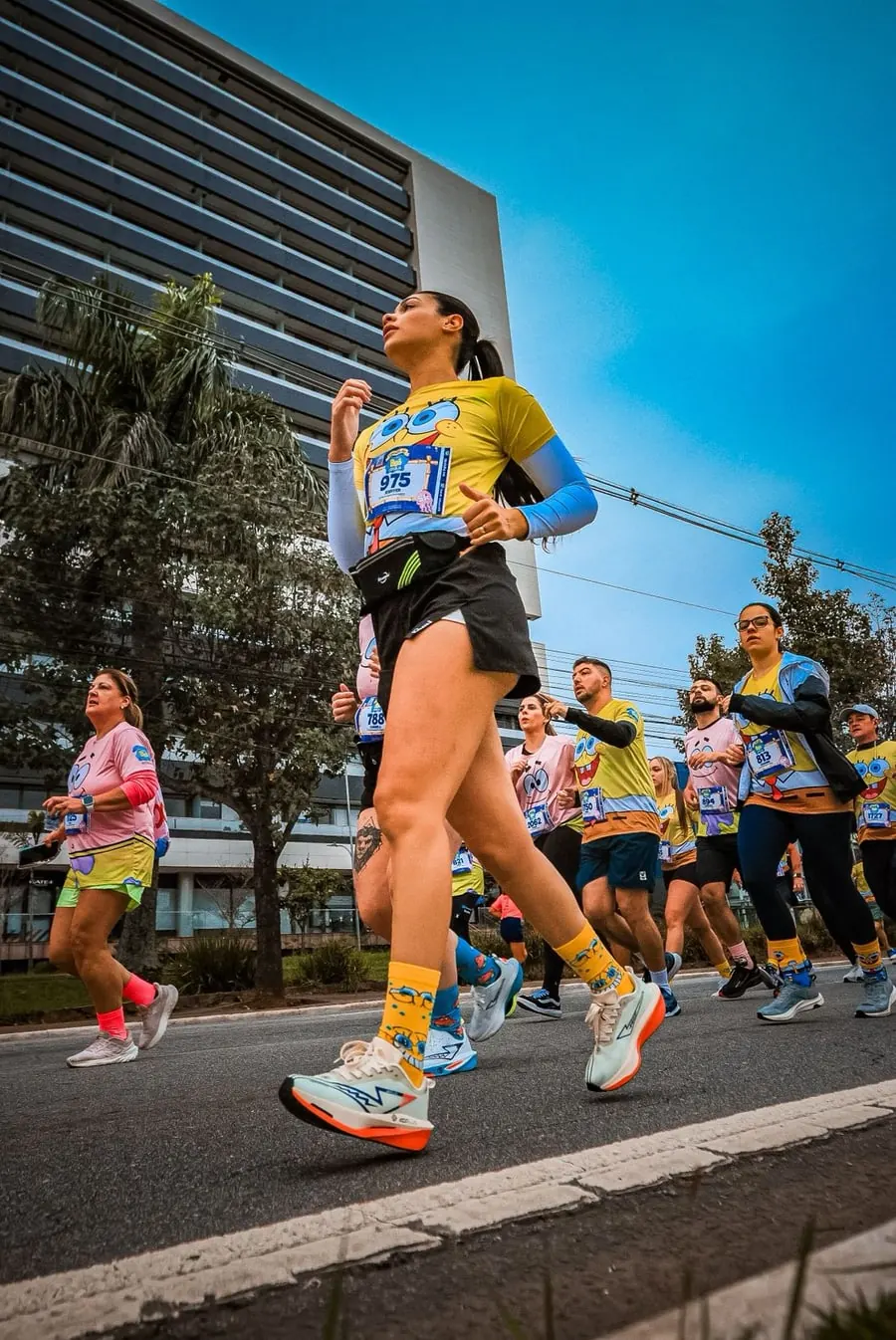 Jeniffer numa corrida de rua — vida ativa e saudável